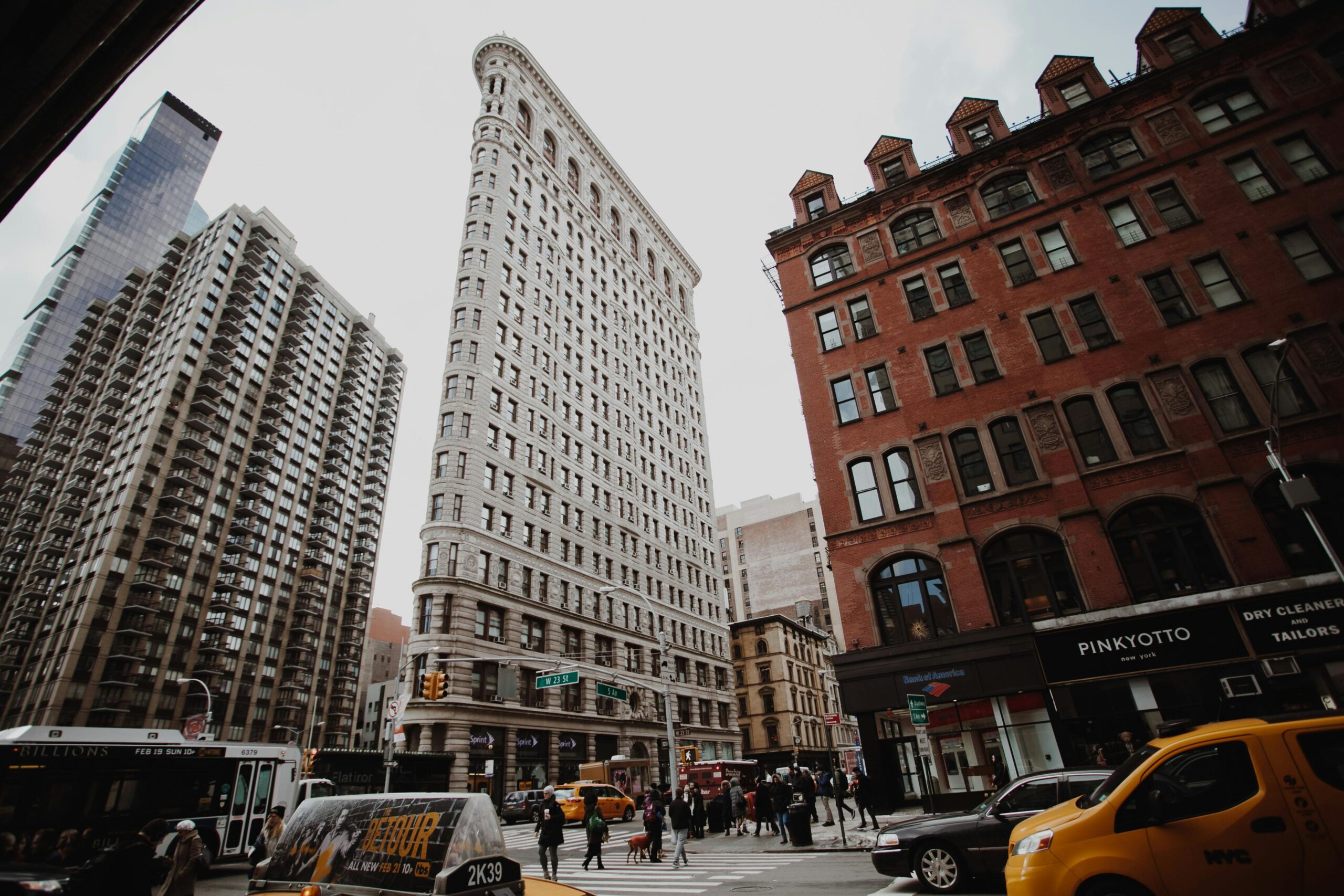 LGA Shuttle for Families in 2025: Your Ultimate Guide to Smooth NYC Airport Transfers 7 Dramatic cityscape view of New York's iconic Flatiron Building amidst bustling street traffic.