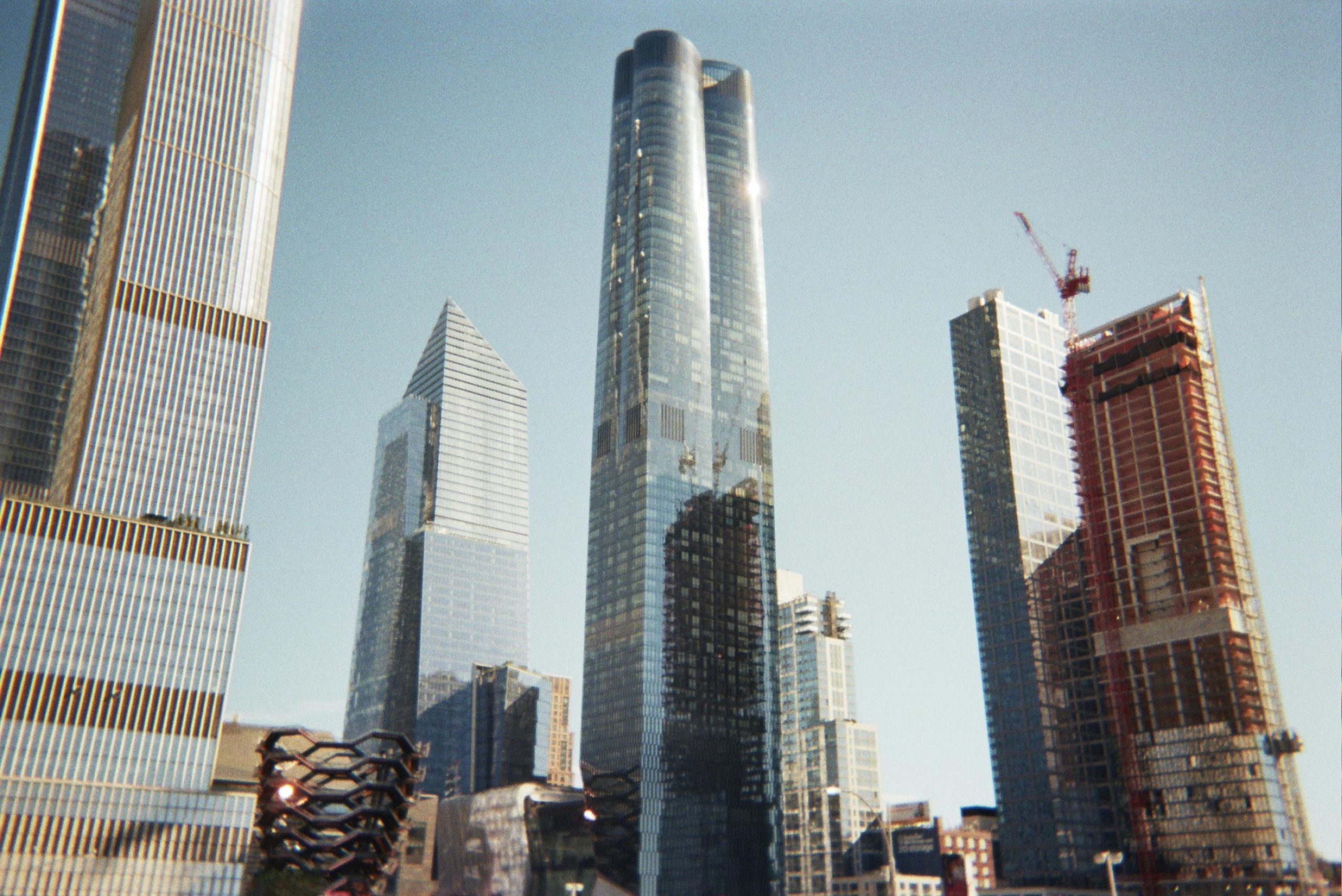 Construction Site Shuttle Service New York – Your Essential 2025 Guide 2 A breathtaking view of modern skyscrapers in New York City against a clear blue sky.